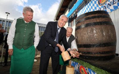 “O’ Zapft is!”: Federico Borgna ha superato con successo la prova d’apertura della prima botte per il prossimo Oktoberfest Cuneo