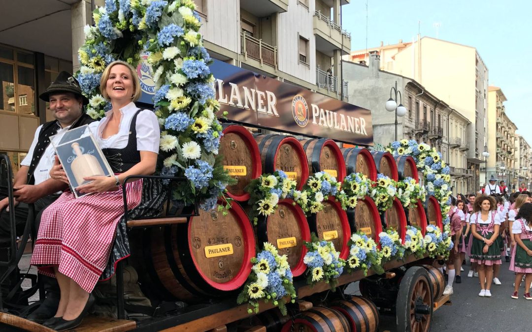 La grande parata e l’apertura della prima botte danno il via al Paulaner Oktoberfest Cuneo 2023